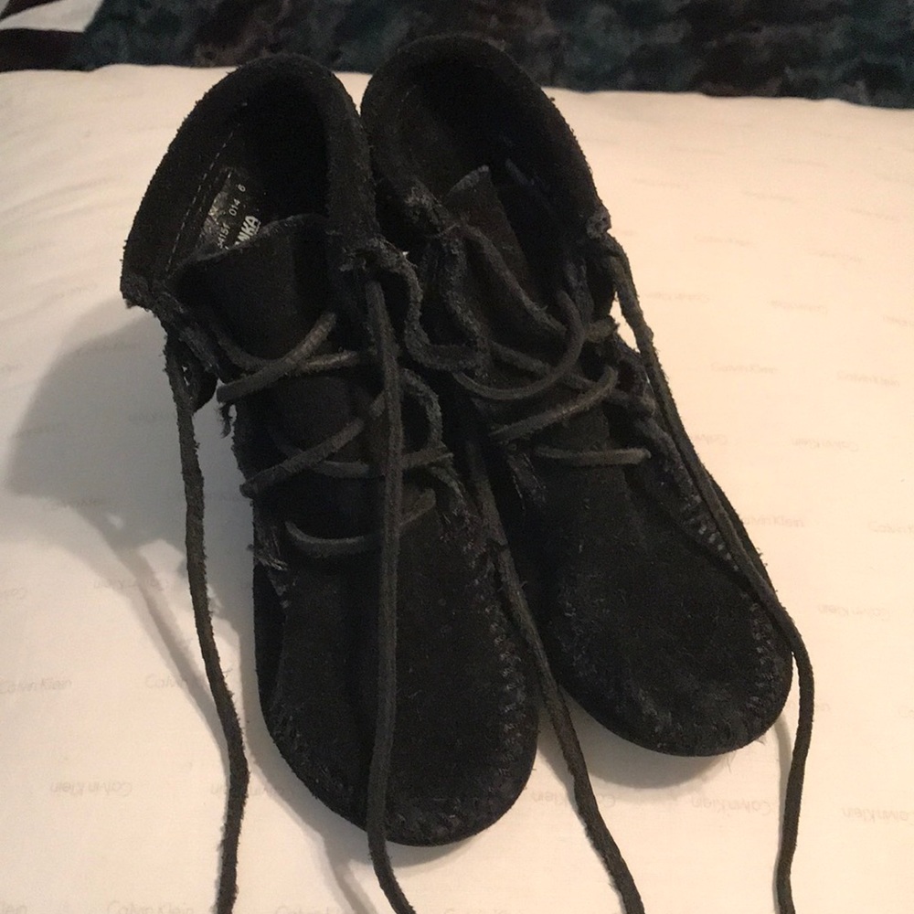 Kids Minnetonka fringed booties.